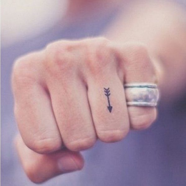 tatuaj tatuaje 20 de tatuaje mici pe care le vei adora Straight Arrow