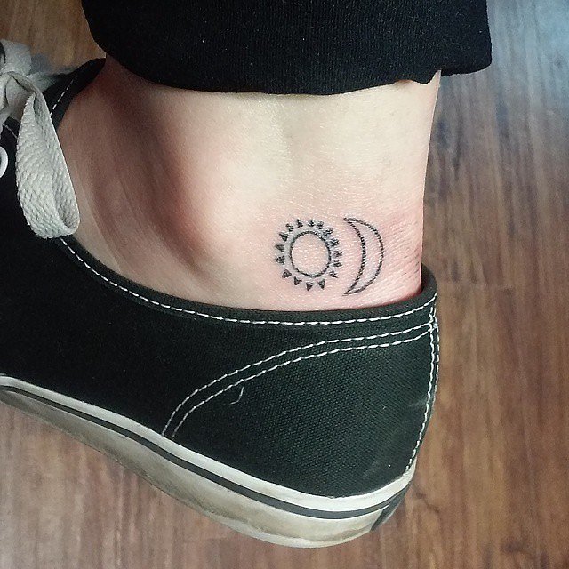 tatuaj tatuaje 20 de tatuaje mici pe care le vei adora Sun vs Moon