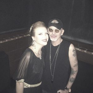 sabina-si-Billy-Bob-Thornton sabina-si-Billy-Bob-Thornton Sabina Lisievici a lansat al 5-lea volum de poezii: intitulat „Arde-mă în Versuri” sabina si Billy Bob Thornton